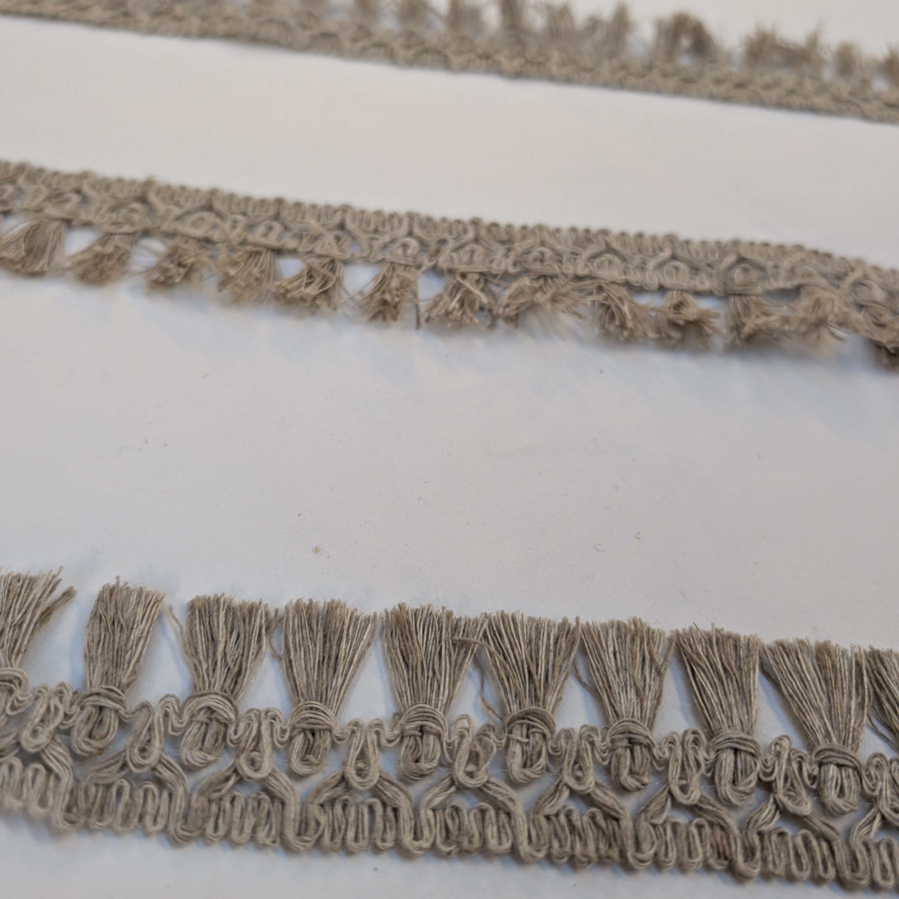 Absolutely Fabrics ‘Small tassel trim' Grey
